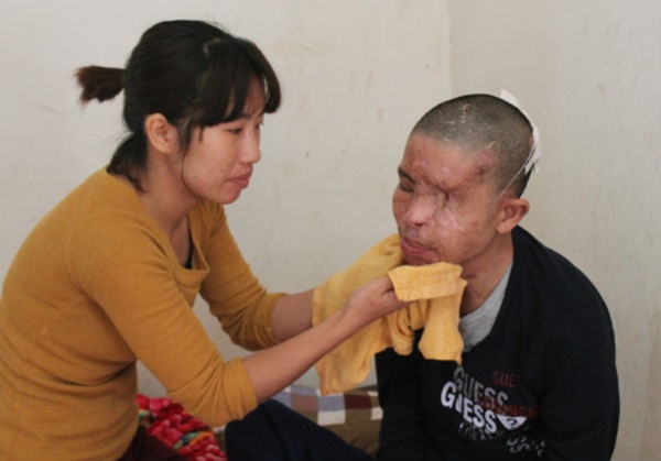 Anh Thái Viết Hảo vốn là lơ xe khách giường nằm tuyến Vinh – Hà Nội, mỗi ngày công anh được trả 150.000 đồng. Chị Hiền vợ anh từng đi xuất khẩu lao động nhưng làm ăn không được, trở về nhà sau 3 năm lay lắt nơi xứ người. Ngày 30/9, chiếc loa do khách gửi đã bất ngờ phát nổ trên xe giường nằm BKS 29B – 056.71 khiến anh Hảo rơi vào thảm cảnh.