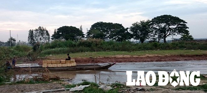 Thuyền chở thuốc lá lậu chạy trên sông Đức Huệ, Long An. 