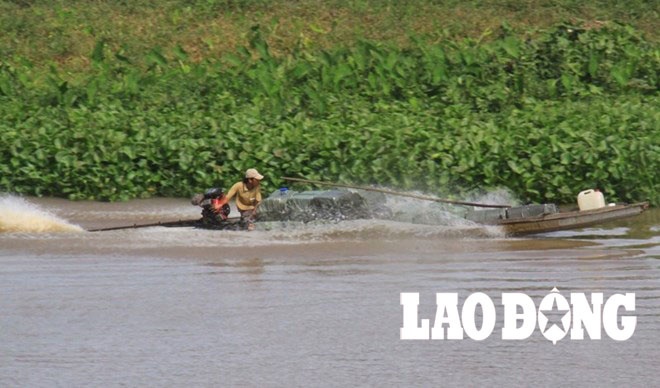 Thuyền chở thuốc lá lậu chạy trên sông Đức Huệ, Long An.