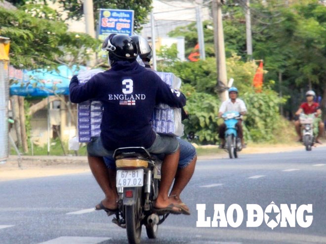 Hai nài chạy xe biển số 67B1-48702 chở đầy thuốc lá Hero, không cần che đậy ở quốc lộ 91, Châu Đốc.