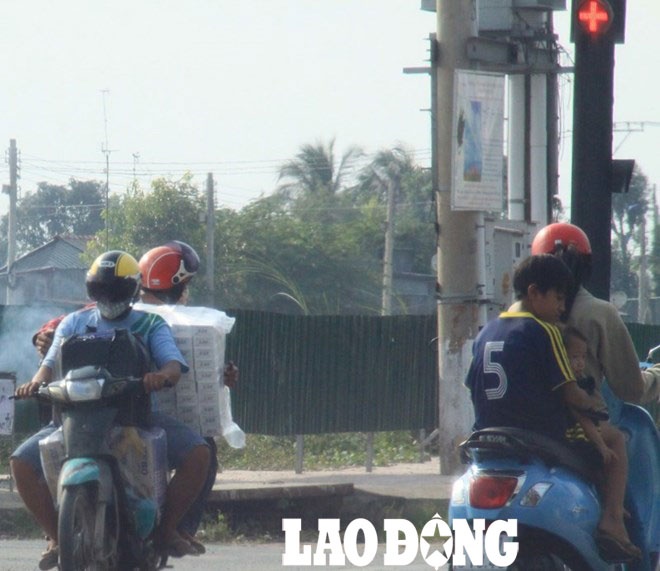 Một nài ung dung vượt đèn đỏ, người ôm thuốc ngồi phía sau ngoái lại nhìn... cột đèn ở Châu Đốc.