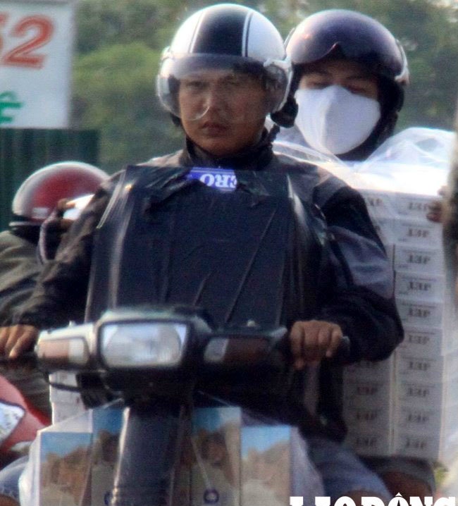 Hai người này ngang nhiên chở thuốc lá lậu trên đường Trưng Nữ Vương, thành phố Châu Đốc, An Giang.