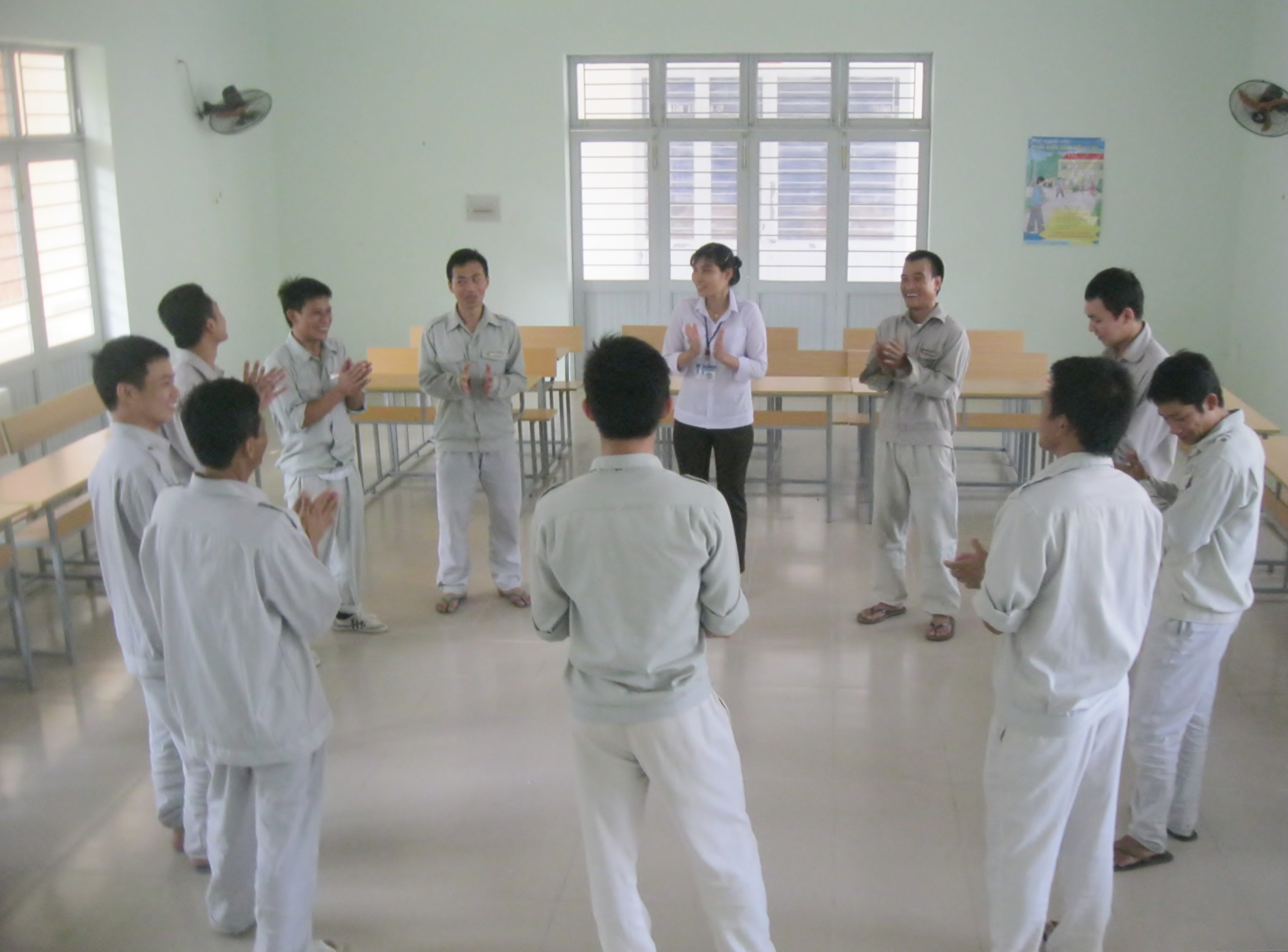 Chuyên viên tư vấn cho các con nghiện tại Trung tâm 05-06 Đà Nẵng.