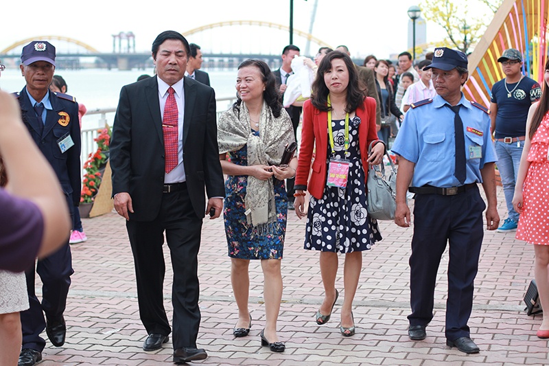 Ông Nguyễn Bá Thanh tham quan vườn hoa Bạch Đăng dịp năm mới năm 2013.