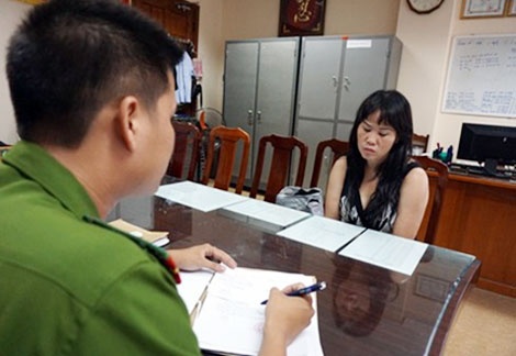 Phạm Thị Hương tại cơ quan Công an.
