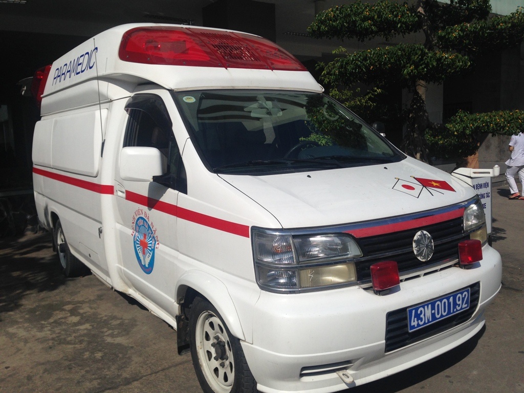 Chiếc xe cứu thương chuyên dụng được cho là sẽ đảm nhận nhiệm vụ chở ông Thanh từ sân bay về bệnh viện Đà Nẵng để điều trị.