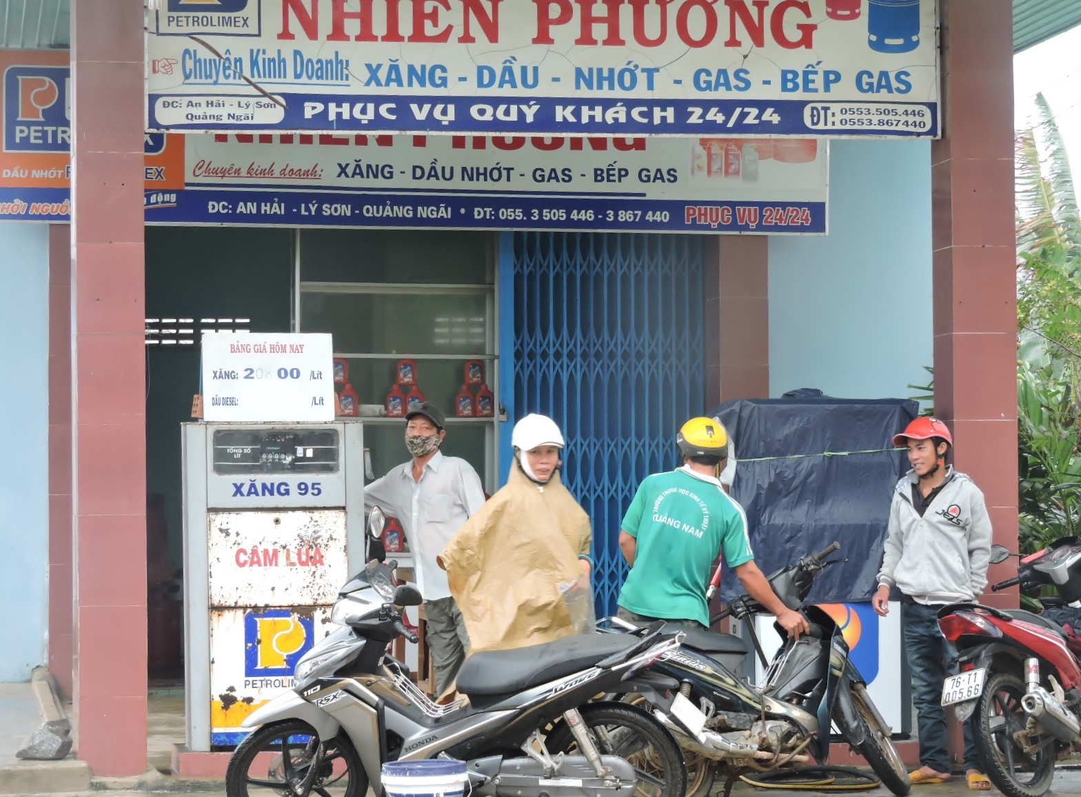 Nguoi dan Ly Son phai mua xang voi gia 23.000 dong/lit hinh anh