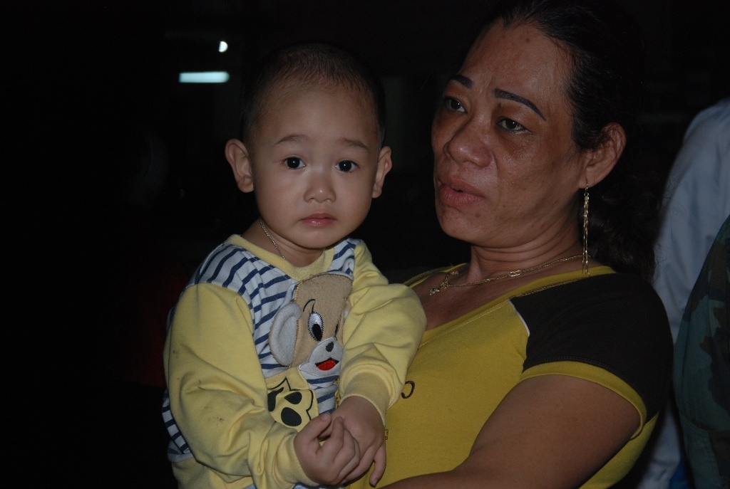 Nhiều người còn đưa cả con nhỏ ra sân bay với hy vọng sẽ được nhìn thấy ông Thanh khỏe mạnh.