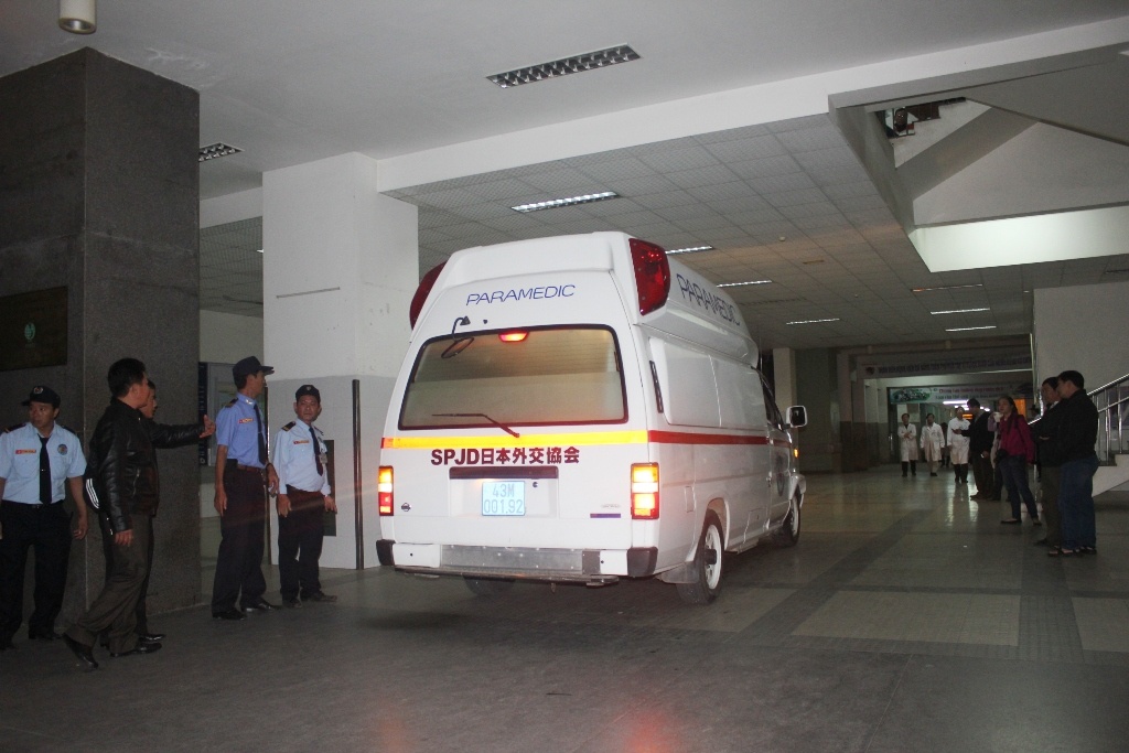 Ngay sau khi chuyên cơ y tế hạ cánh xuống sân bay, xe y tế lập tức có mặt và áp sát máy bay để làm các thao tác chuyển ông Thanh từ chuyên cơ sang xe y tế để đưa về bệnh viện. Phía ngoài sân bay, có rất nhiều người dân đến đón ông tại cổng số 1-2.