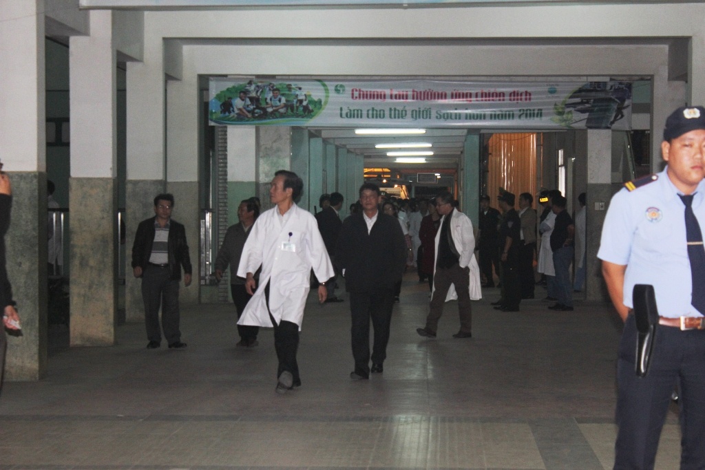 Lập tức, cánh cửa bệnh viện đóng lại, an ninh được tăng cường tối đa để hạn chế những người hiếu kỳ vào bệnh viện.