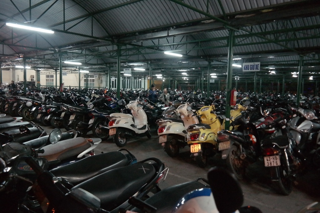 Do người dân kéo đến sân bay đông nên nhà xe sân bay không còn chỗ trống.