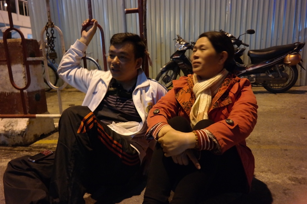 Vợ chồng anh Hải (trú Hòa Vang, Đà Nẵng) đến từ sớm nên mệt và chấp nhận ngồi chờ để khi máy bay chở ông Thanh về để được nhìn thấy mặt.