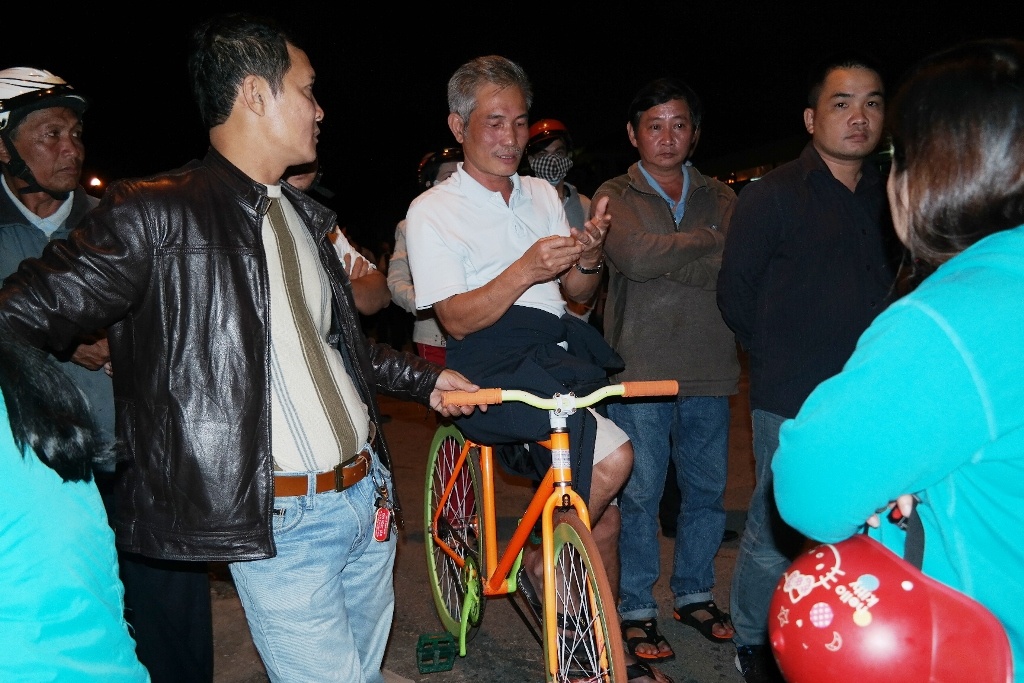 Những người lớn tuổi cũng không ngại sương rét khí đạp xe đạp đến sân bay.