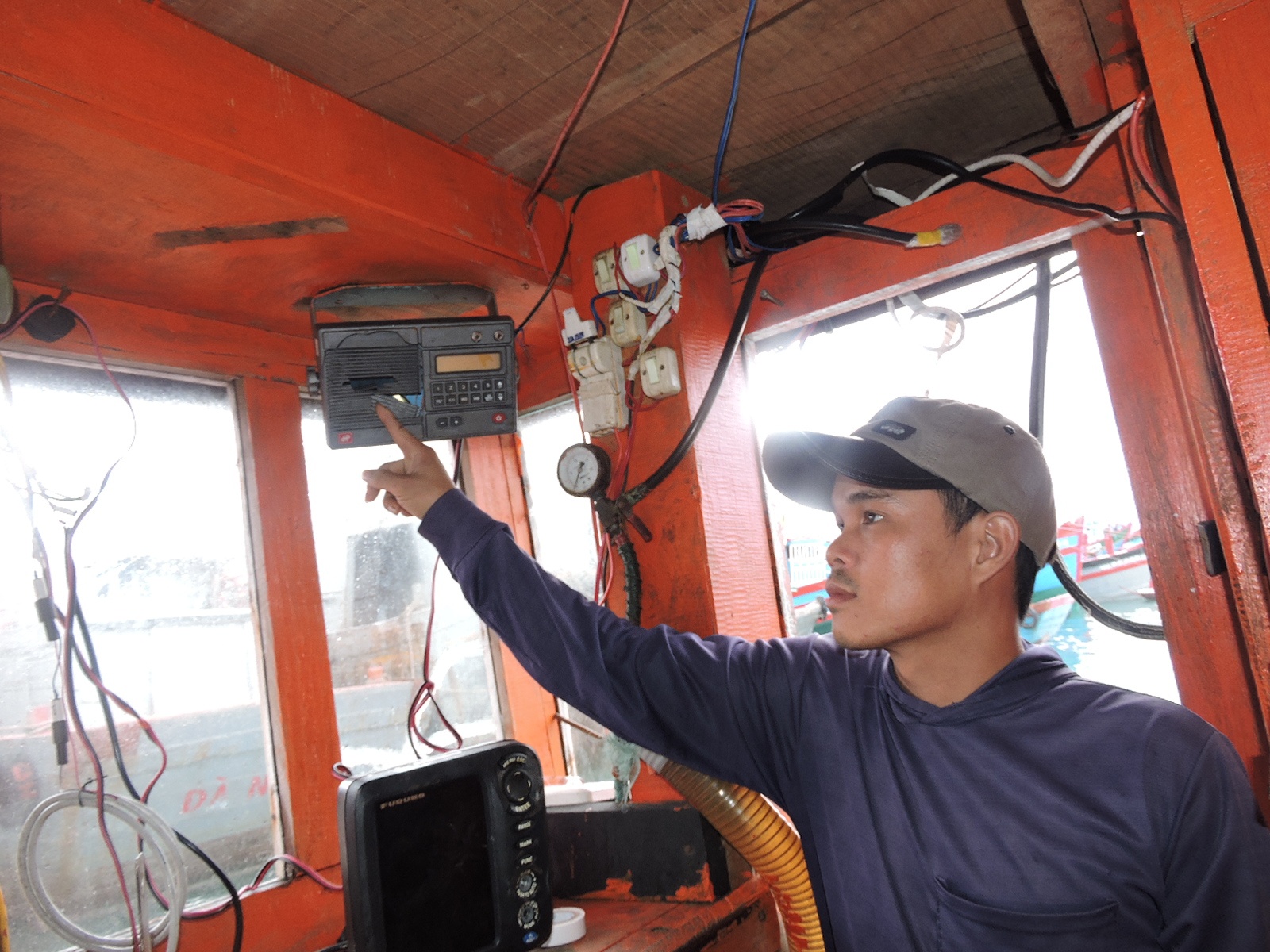 Thấy tàu Trung Quốc, thuyền trưởng Tân cho tàu nhổ neo để vòng tránh và nhằm hướng đất liền chạy về. Sau hơn 2 giờ rượt đuổi, tàu kiểm ngư Trung Quốc phải thả xuồng bay cùng lực lượng có trang bị vũ khí để áp sát được tàu cá của ông.