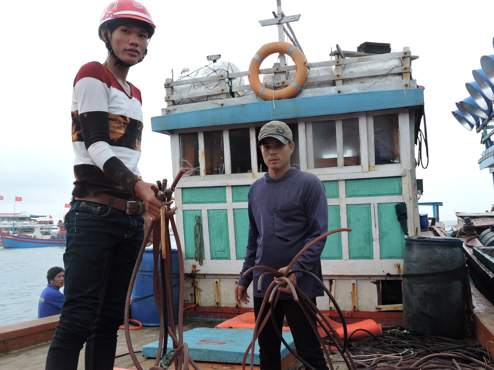 Chủ tàu kiêm thuyền trưởng tàu cá QNg 96372 TS Lê Tân (ở thôn Tây xã An Hải, huyện Lý Sơn, tỉnh Quảng Ngaix0 cho biết, lúc 23h ngày 8/1 khi ông cùng 15 lao động đang neo đậu để khai thác hải sản tại tọa độ 16,58 độ vĩ bắc – 112,12 độ kinh đông, gần Đảo Tây thuộc ngư trường Hoàng Sa, thì tàu kiểm ngư Trung Quốc số hiệu 306 màu trắng bất ngờ xuất hiện.