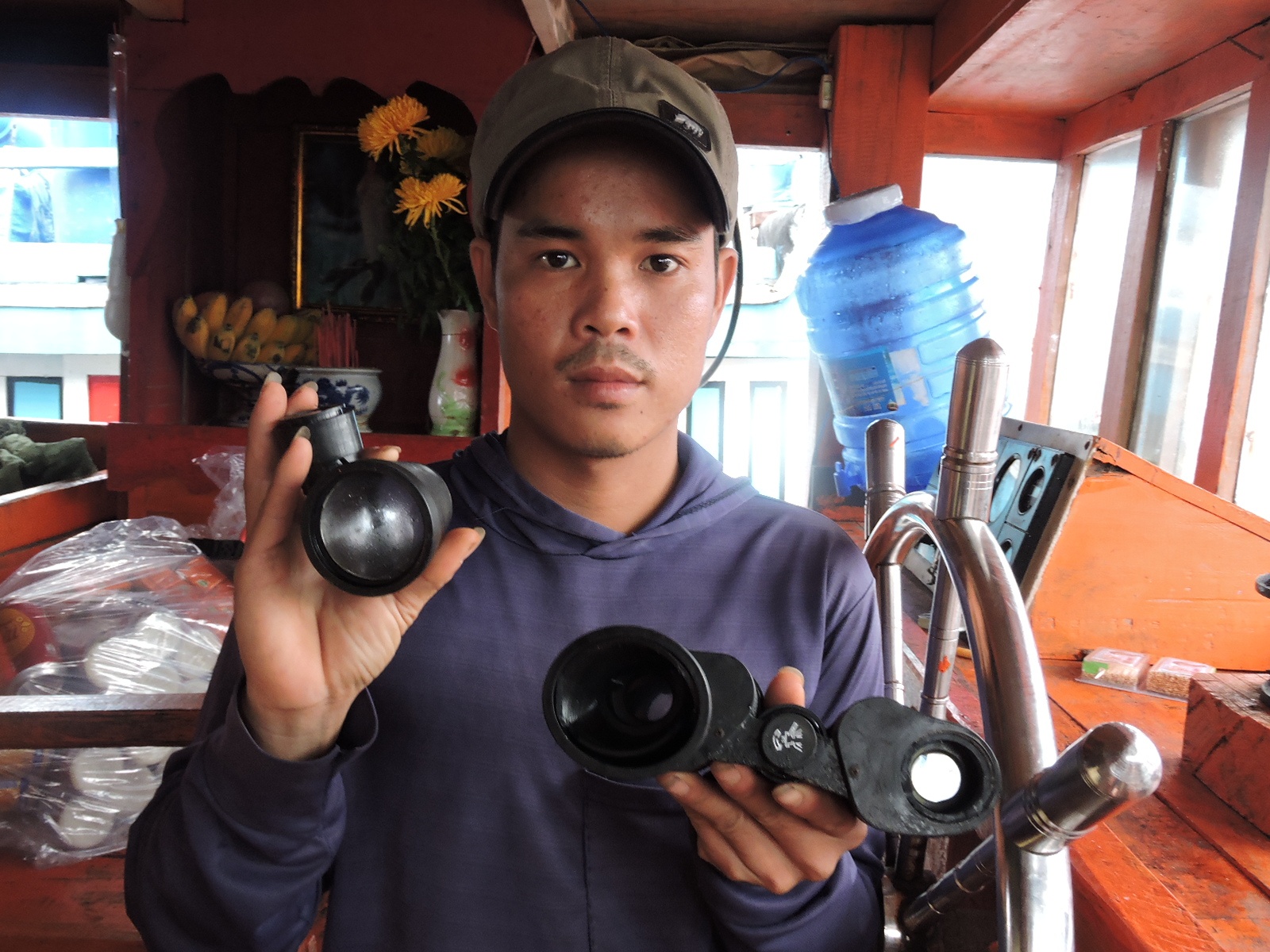 “Xuồng bay vừa áp sát mạn tàu cá, 10 ngư Trung Quốc tay lăm lăm vũ khí nét mặt hung hăng nhảy lên tàu cá uy hiếp thuyền trưởng, bắt toàn bộ thuyền viên ra mũi tàu để đánh đập bằng dùi cui rồi họ tiến hành đập phá, chặt nát dây hơi, đâm thủng những phuy dầu, đập phá chán họ lục lọi cướp đi một số thiết bị nghề cá và hải sản vừa khai thác được”, ông Tân bức xúc kể.