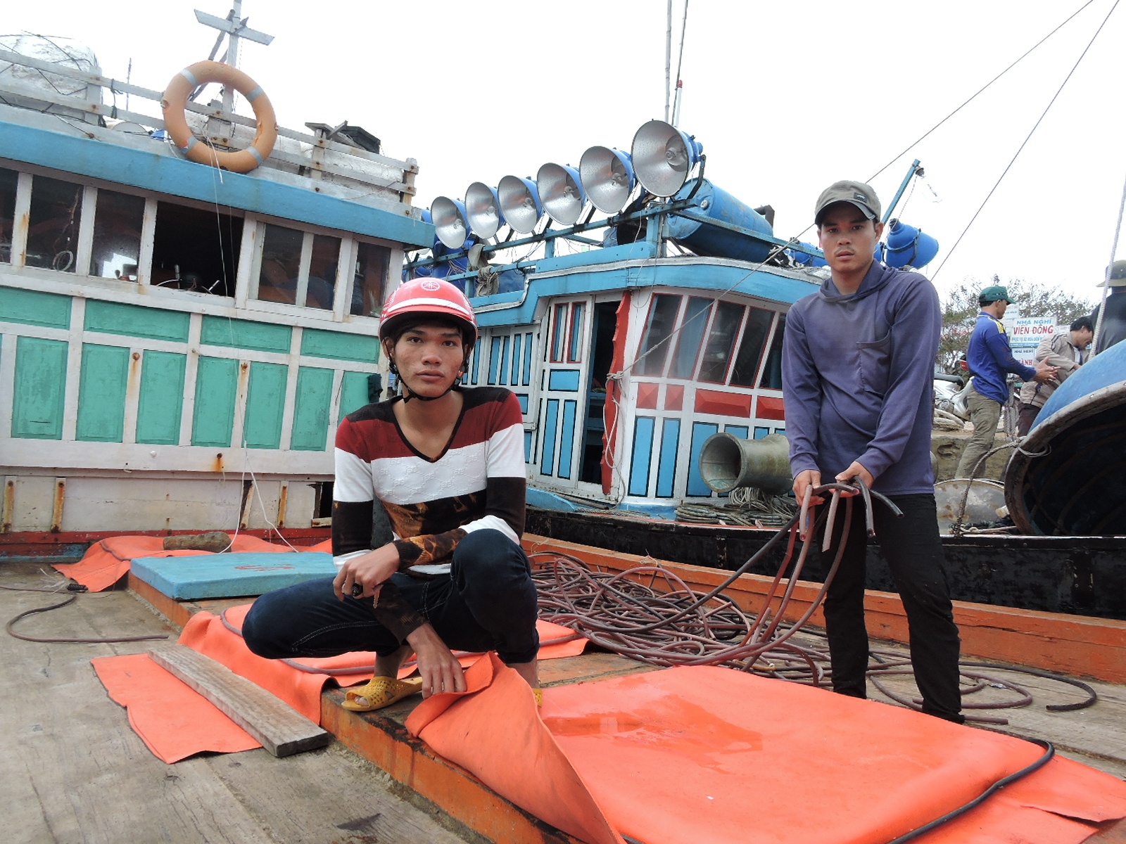 Tau ca Viet Nam bi dap pha, cuop tai san hinh anh