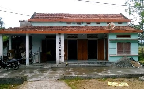 Kể từ sau vụ quật nền nhà vì tin lời thầy bói đào cốt cứu con gái bị bệnh lạ, căn nhà của vợ chồng ông Thọ ở thôn Kỳ Tân trở nên u ám, hoang vắng.