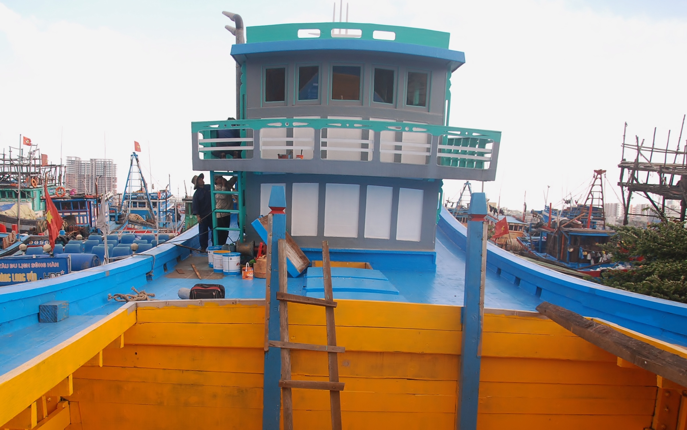 xác con tàu ĐNa 90152 của vợ chồng ông Trần Văn Vốn và bà Huỳnh Thị Như Hoa (quận Thanh Khê, Đà Nẵng) - từng được dư luận cả nước quan tâm khi bị tàu cá Trung Quốc đâm chìm - đã được trưng bày trên bến cảng Đà Nẵng như một bằng chứng lịch sử.