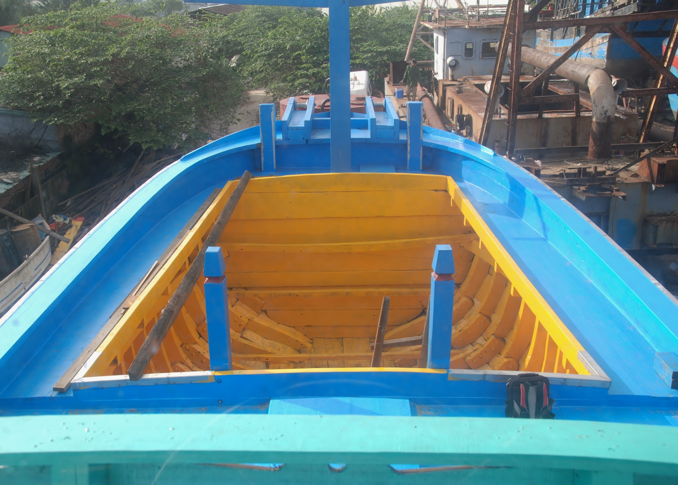 Tàu có 4 khoang lạnh có thể chứa hàng chục tấn hải sản. 