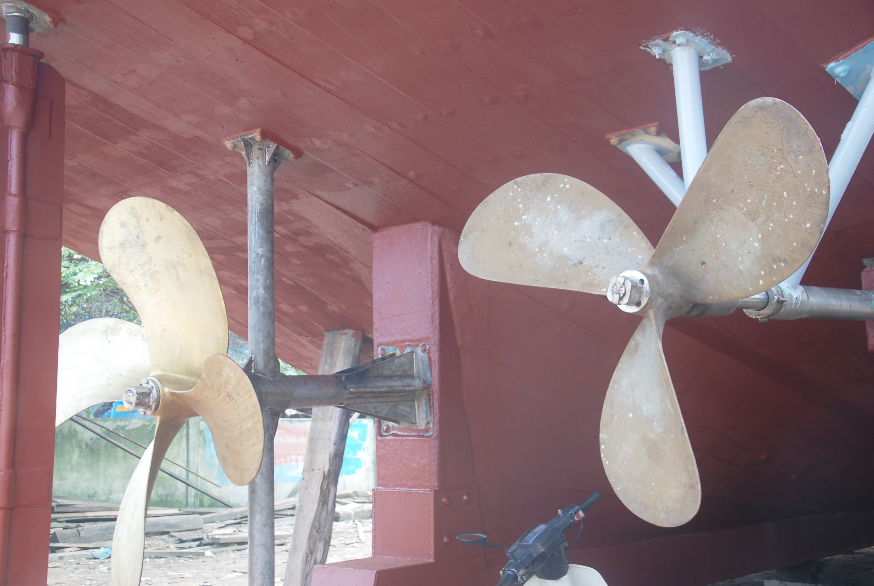 Phía dưới sau con tàu được lắp 2 cánh quạt cỡ lớn, giúp tàu di chuyển với tốc độ nhanh trong điều kiện sóng to, gió lớn.