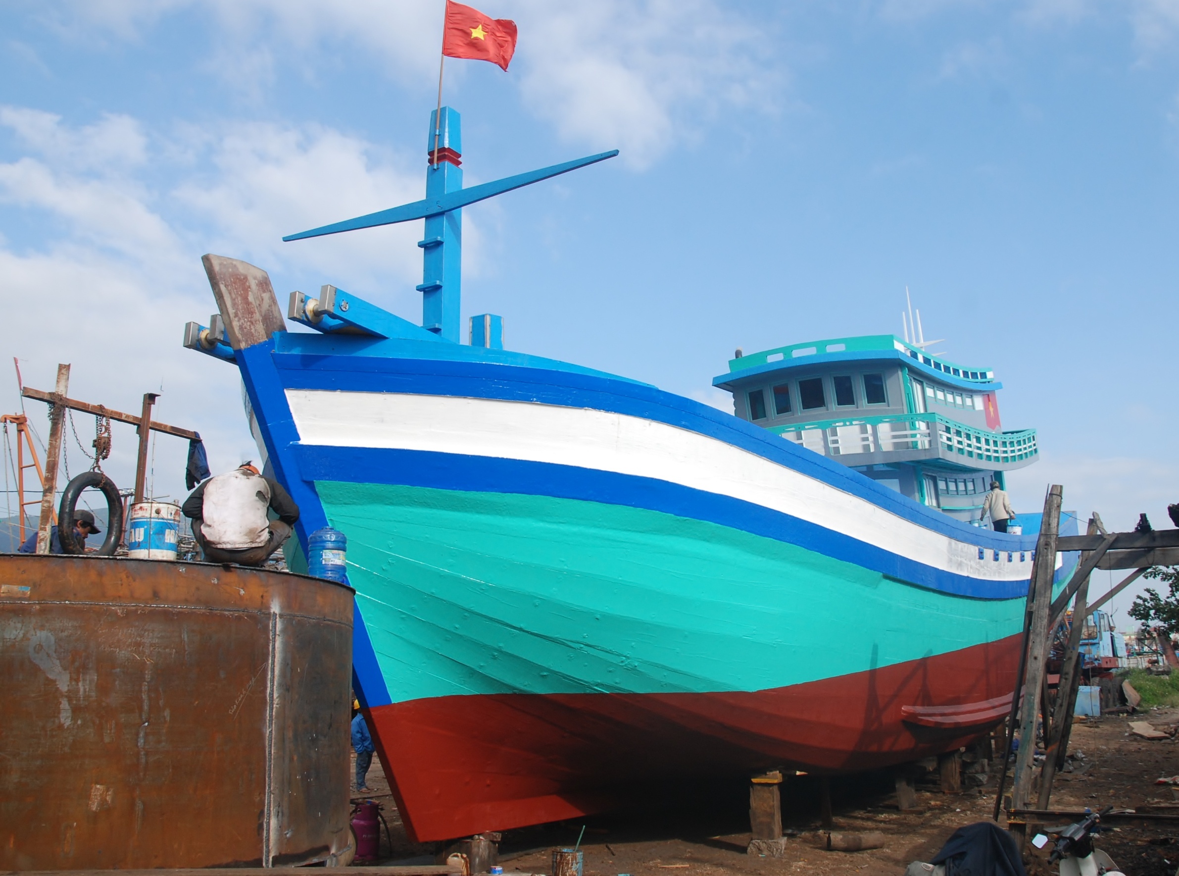 Tau ca bi Trung Quoc dam chim tro lai voi suc manh gap doi hinh anh