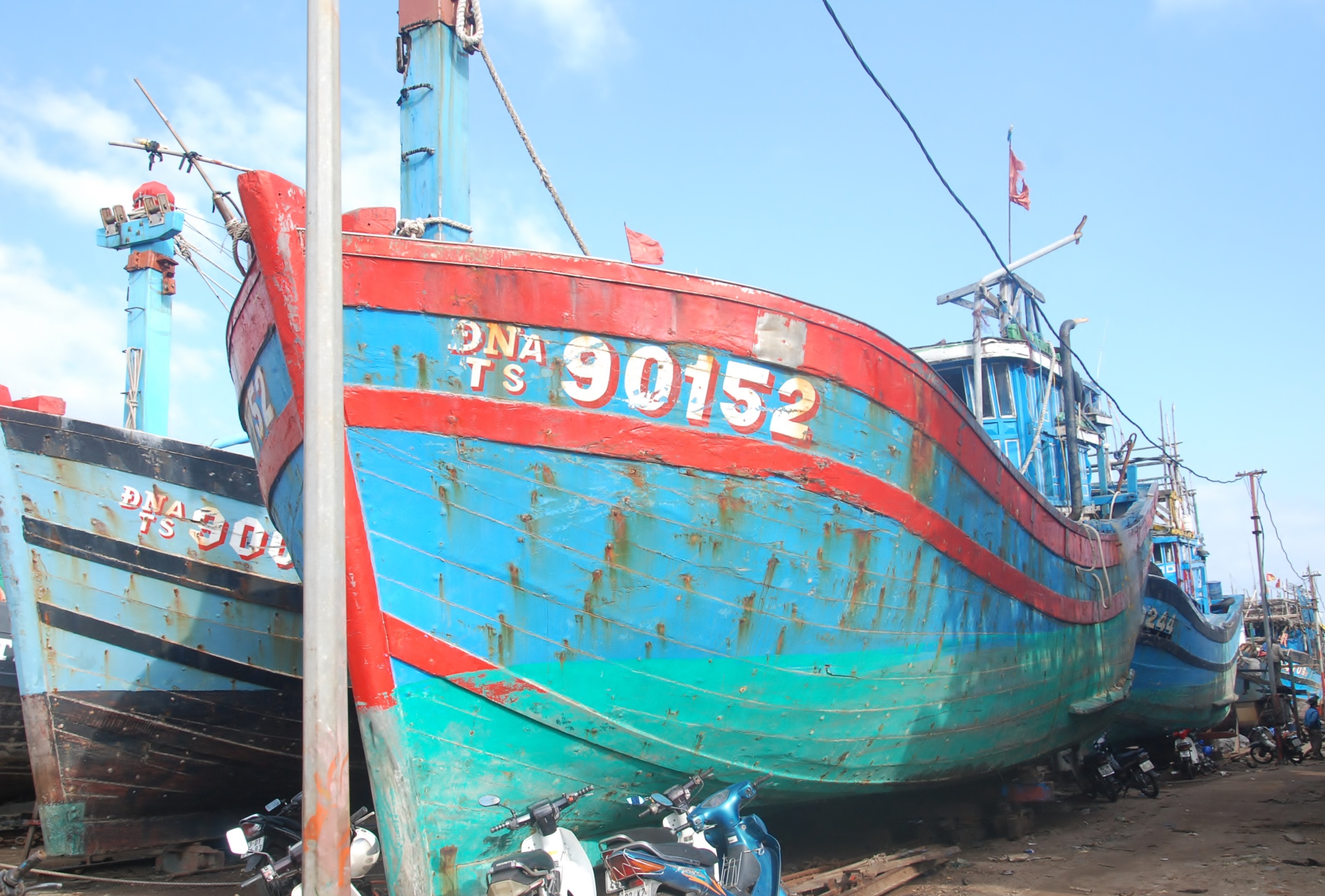 Trước đó, xác con tàu ĐNa 90152 của vợ chồng ông Trần Văn Vốn và bà Huỳnh Thị Như Hoa (quận Thanh Khê, Đà Nẵng) - từng được dư luận cả nước quan tâm khi bị tàu cá Trung Quốc đâm chìm - đã được trưng bày trên bến cảng Đà Nẵng như một bằng chứng lịch sử.