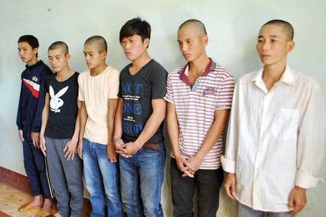 Khoa tay bang nhom bao ke, su dung sung cuong doat tai san hinh anh