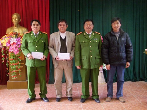 Đại tá Hầu Văn Lý thưởng nóng cho đại diện các đơn vị tham gia phá án.