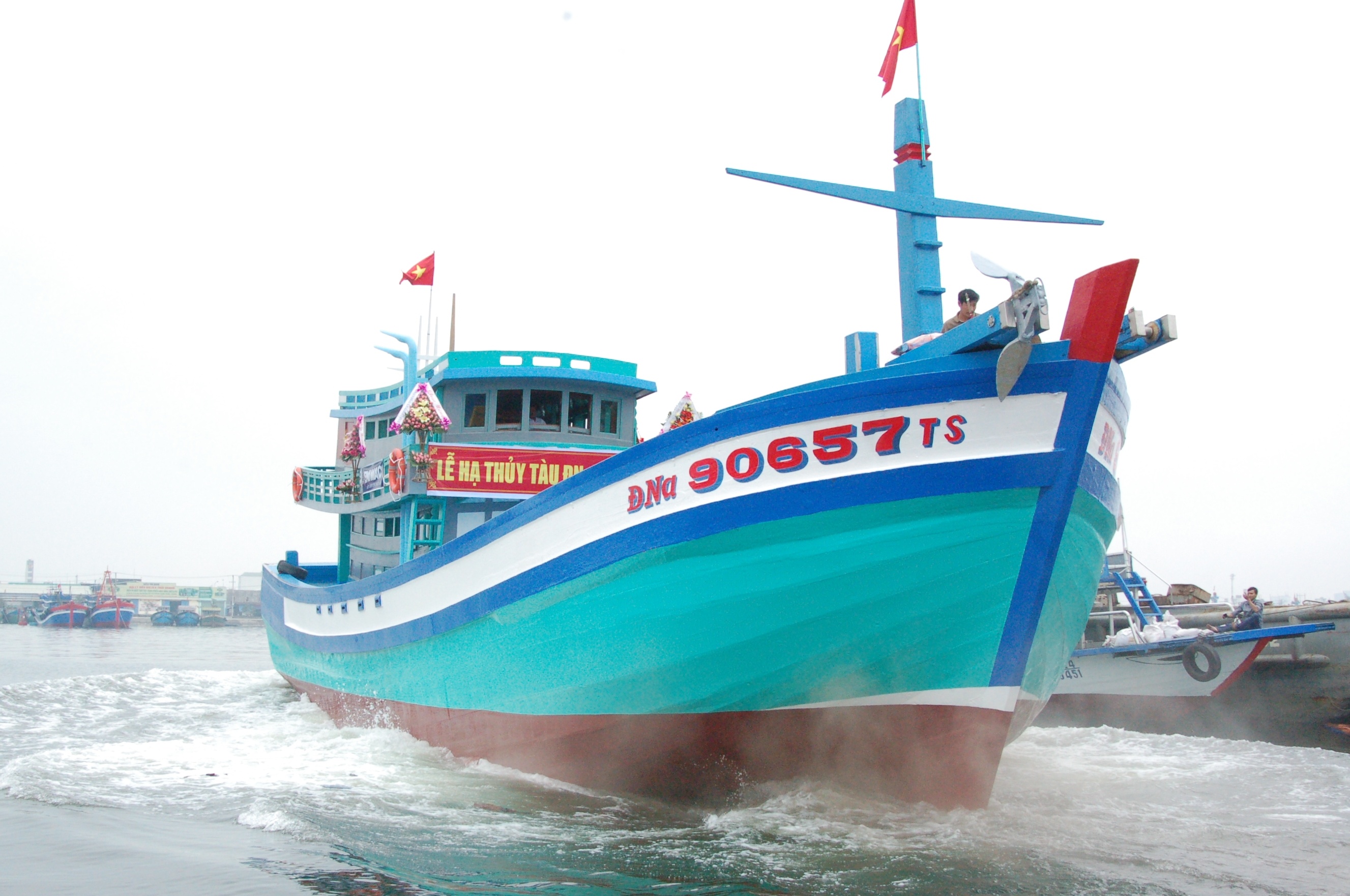 Tau ca bi tau sat Trung Quoc dam chim tro lai Hoang Sa hinh anh