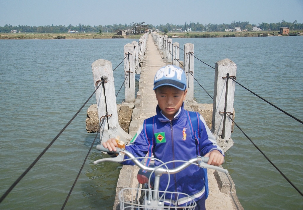 Cháu Nguyễn Văn An (học sinh lớp 2, xã Tam Tiến) cho biết, mỗi lúc đi qua cây cầu này rất sợ 