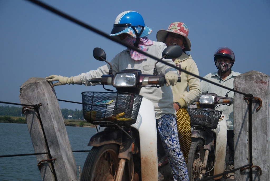 Dù có biển cấm xe máy, người dân 2 xã Tam Tiến và Tam Xuân 2 vẫn hàng ngày phóng xe qua lại.