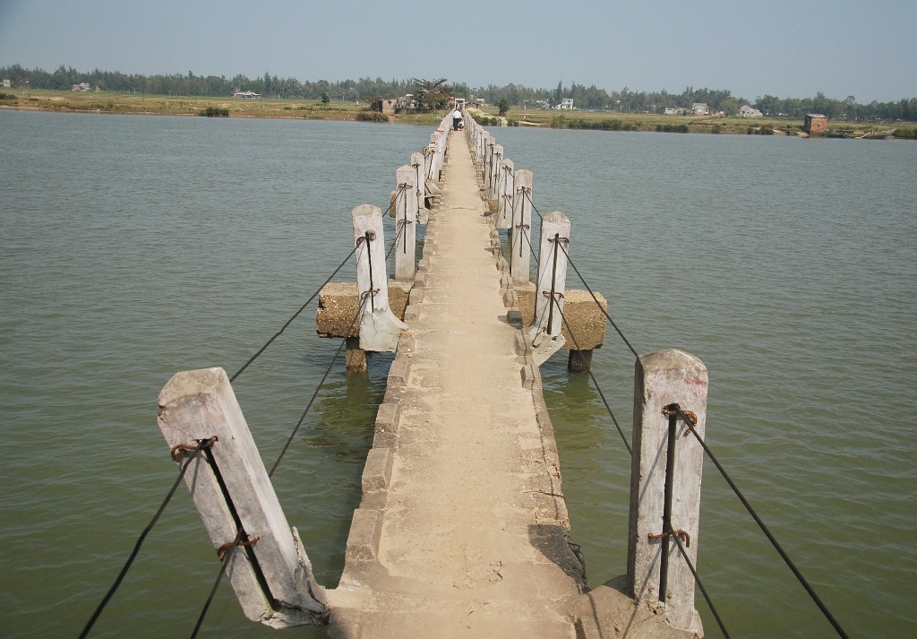 Cầu Máng được xây dựng từ năm 1985, bắc qua sông Trường Giang, dài hơn 300 m với mục đích ban đầu là đường dẫn nước phục vụ cho nông nghiệp. Sau đó do địa bàn xã Tam Tiến bị ngăn cách nên người dân dùng để đi lại và cái tên cầu Máng hình thành.