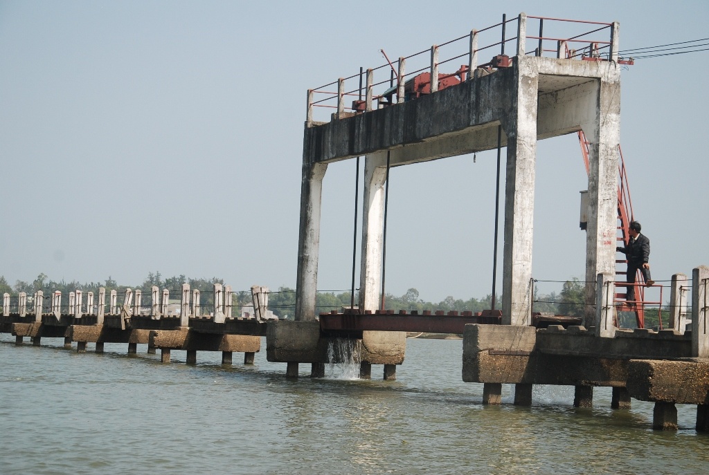 Theo nhiều người dân sống gần cầu máng cho biết, vào tháng 9.2009, sau vụ tai nạn làm anh Đ. ở Tam Kỳ và vợ sắp cưới đi gửi thiệp mời đám cưới. Khi qua cầu máng Tam Tiến thì mưa to, gió lốc hất văng cả hai người từ trên cầu xuống dòng sông Trường Giang nước chảy xiết làm hai người chết. Chưa tròn một tháng sau, người dân ở đây lại chứng kiến cái chết của vợ anh Ba Đạo, nhà gần sát chân cầu máng Tam Tiến