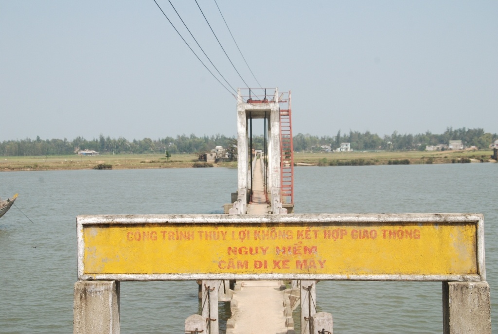 v, bắc qua sông Trường Giang, dài hơn 300 m với mục đích ban đầu là đường dẫn nước phục vụ cho nông nghiệp. Sau đó do địa bàn xã Tam Tiến bị ngăn cách nên người dân dùng để đi lại và cái tên cầu Máng hình thành.