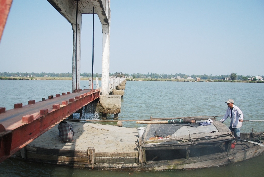 Phần giữa cầu được thiết kế kéo lên để cho tàu thuyền qua lại nhưng phần thép đã bị mục nát.