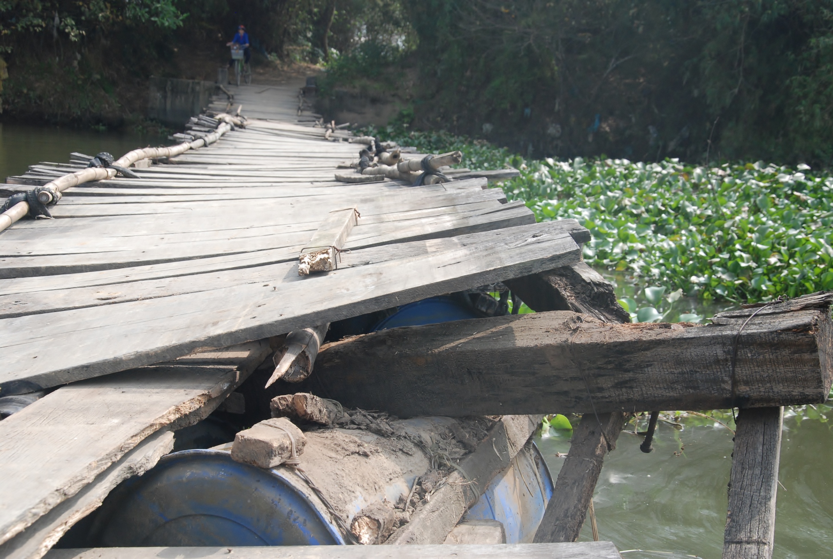 Qua hơn 10 năm sử dụng, đến nay câu cầu này đã xuống cấp nghiêm trọng, gỗ lát mặt cầu mục nát và được dặm vá liên tục khiến mặt cầu không được bằng phẳng, cộng với các thùng phuy bị hỏng, nước cuốn trôi nên mỗi khi đi qua cây cầu rung lắc và dập dềnh trên sông rất nguy hiểm. Nếu không cẩn thận, người đi có thể té ngã xuống sông bất cứ lúc nào.
