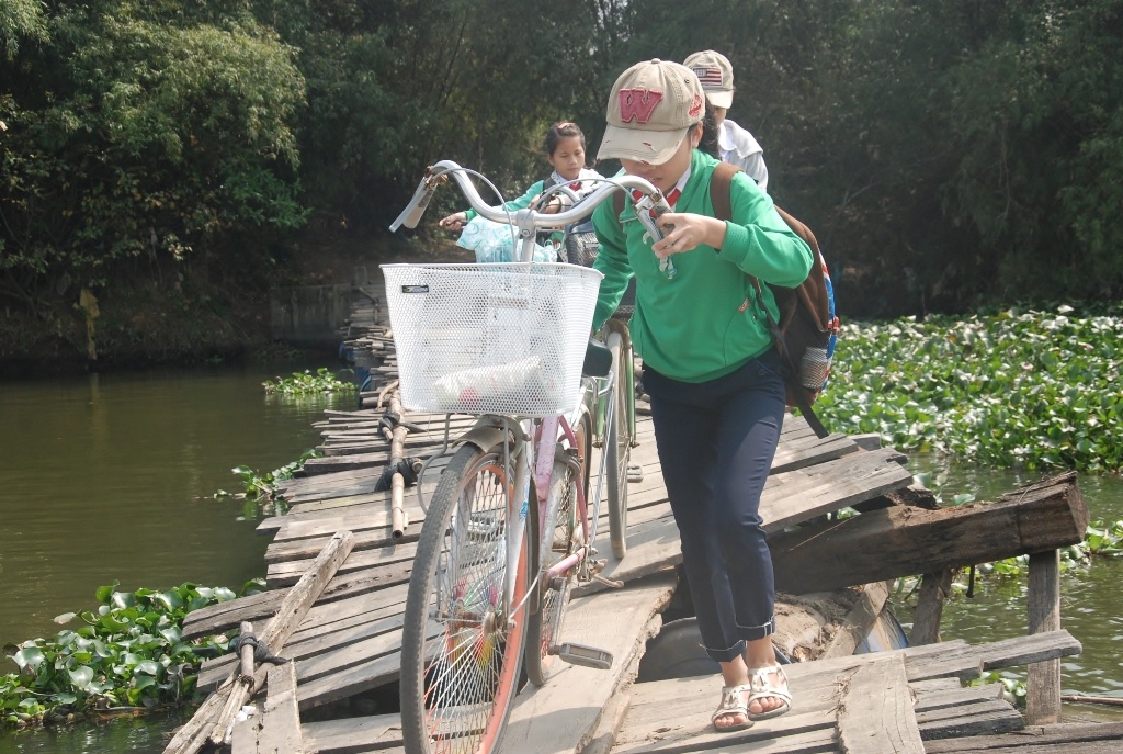 Gion voi 'tu than' khi qua cau lam bang thung phuy hinh anh