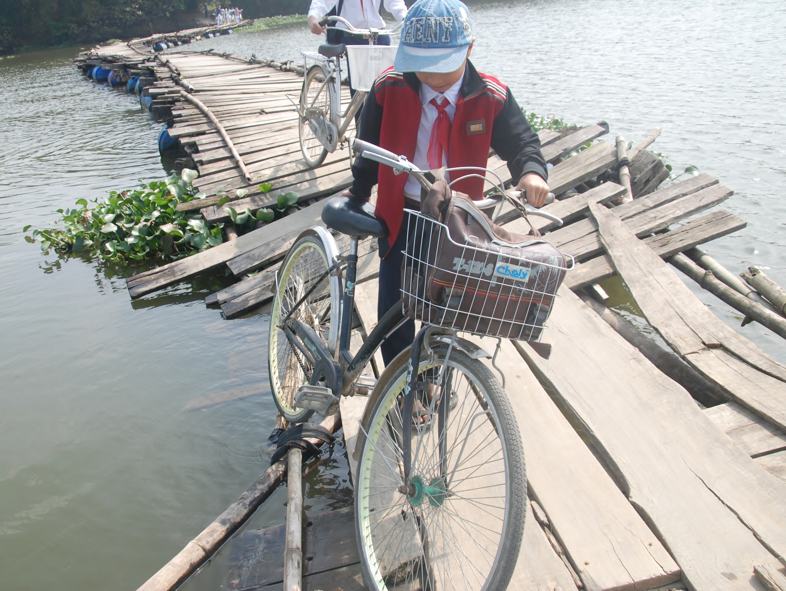 ông Nguyễn Văn Hưng – Phó Chủ tịch thị trấn Nam Phước – cho biết, lãnh đạo địa phương cũng bức xúc với việc đi lại của người dân nhưng vì không có kinh phí xây cầu nên cũng đành chịu. Để duy trì cây cầu “lỏng lẻo” này, mỗi năm địa phương phải bỏ hàng chục triệu đồng mua thùng phuy, gỗ về tu bổ. Tuy nhiên, hiện cây cầu này cũng như chiếc răng sắp rụng. “Để y rồi tu bổ cho bà con đi tạm chứ tháo ra là nát hết, không có kinh phí để làm lại. Còn duy trì cây cầu thì quá mất an toàn cho người dân”, ông Nguyễn Văn Hưng cho biết.