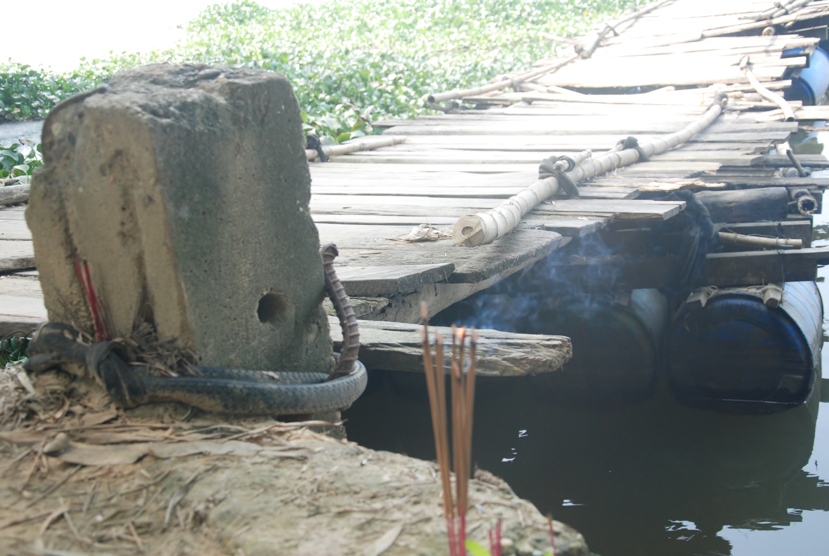 Trong khi chờ cây cầu mới, người dân nơi đây chỉ còn biết thắp hương cầu an mỗi khi quan cây cầu này.