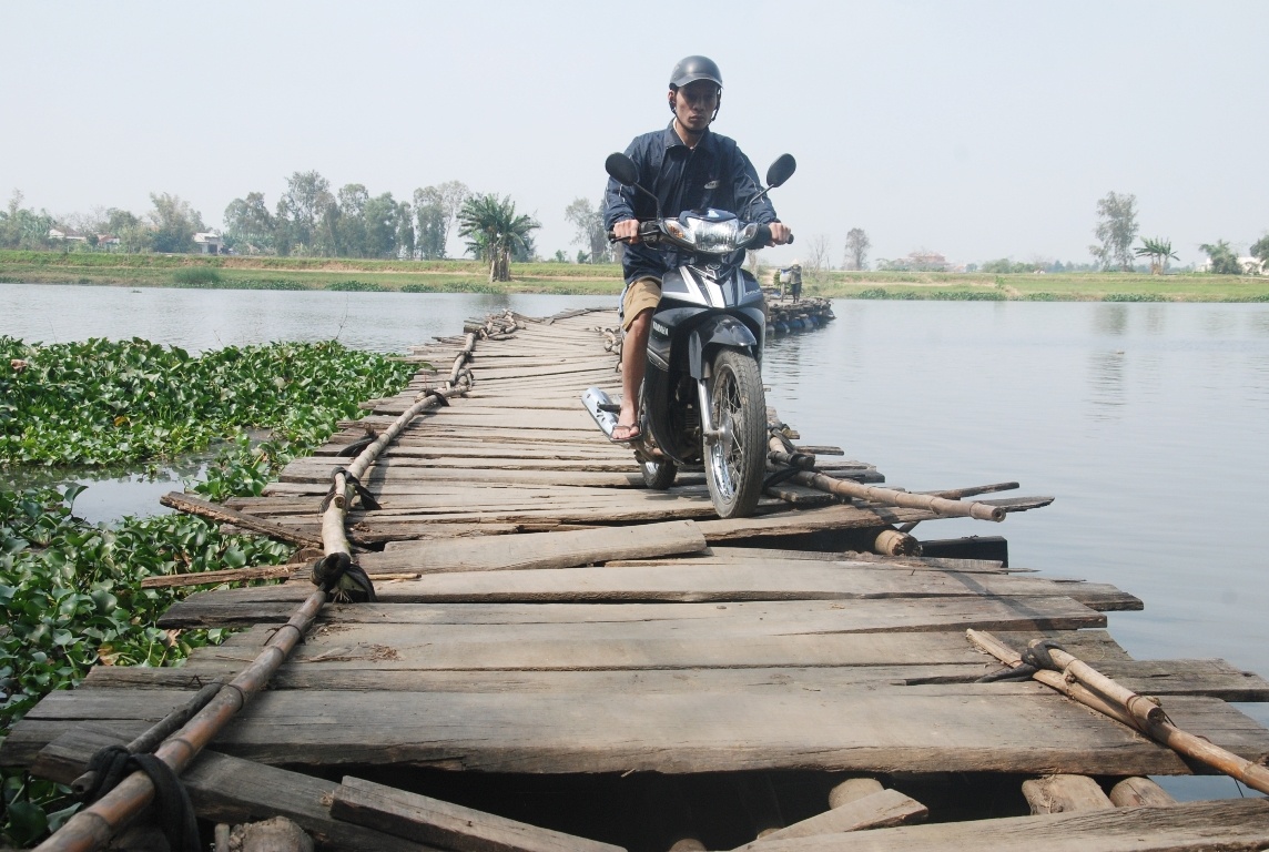 chiếc cầu dài gần 200 mét, rộng hơn 2 mét được lát chủ yếu bằng tre và gỗ bị xuống cấp nghiêm trọng. Chịu sức ép từ dòng chảy của sông, chiếc cầu trở nên cong queo, lại không có lan can nên rất nhiều trường hợp bị rơi xuống sông khi đi qua đây.