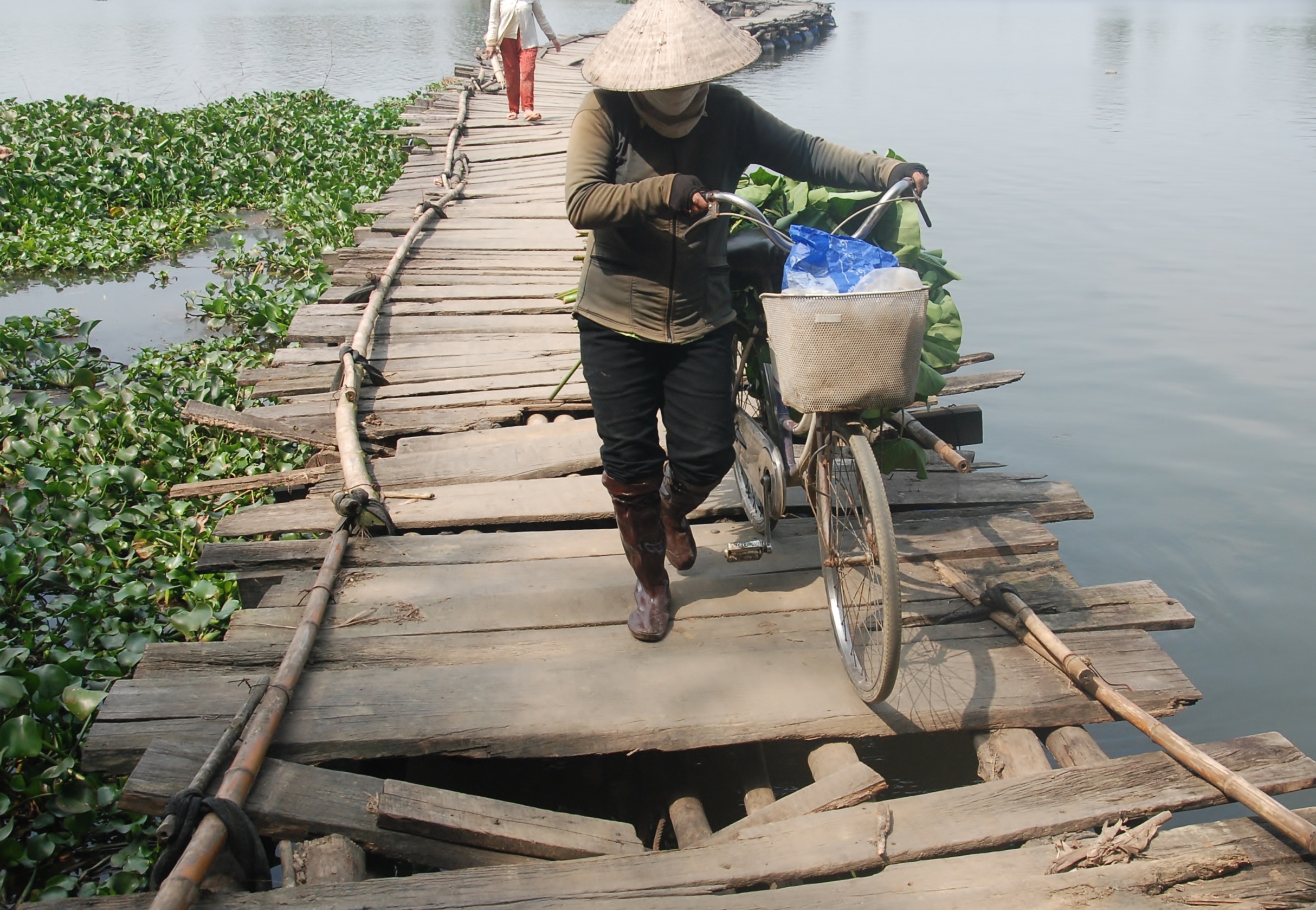 Những người dân ở đây cho biết, nếu không qua cầu phao này thì không có đường nào khác thuận tiện bằng. 