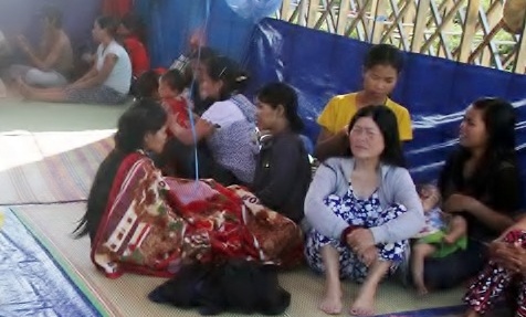 Dan dung leu, an ngu truoc cong nha may con doi no hinh anh