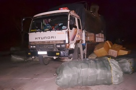 CSGT truy duoi xe tai cho nhieu tan hang nghi nhap lau hinh anh