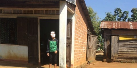 Ngôi nhà tồi tàn của gia đình nạn nhân.