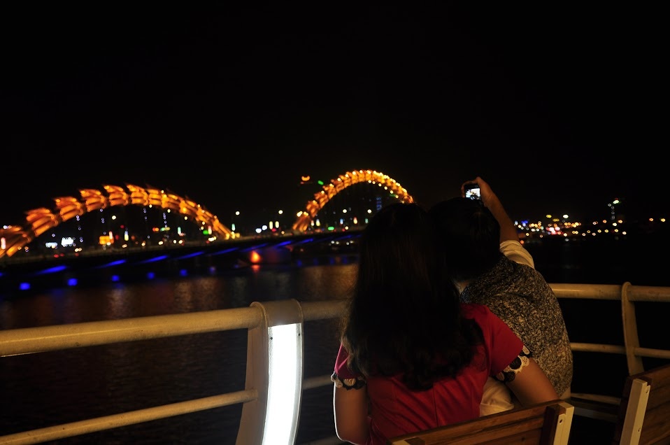 Du khách đến Đà Nẵng cũng có nhiều lựa chọn để thưởng thức vẻ đẹp thơ mộng của thành phố biển lúc đêm xuống.