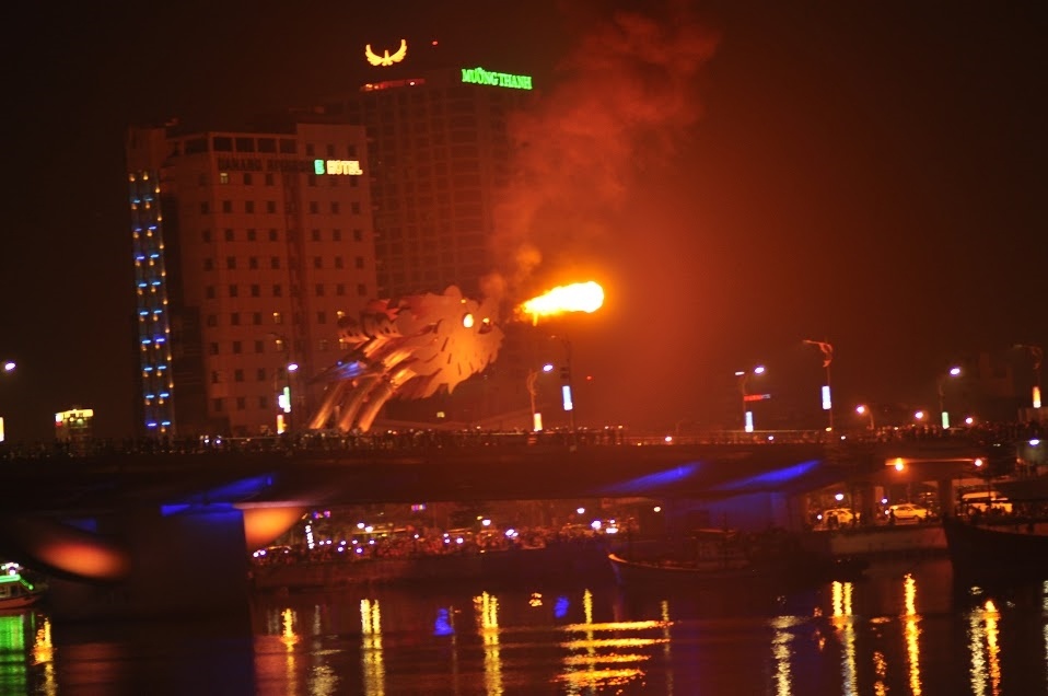 Khi đi vào hoạt động, Tàu Rồng Sông Hàn được tổ chức hằng đêm với 2 chuyến, từ 18 giờ đến 19 giờ 30 và từ 20 giờ đến 21 giờ 30, đưa du khách ngắm cầu Sông Hàn về đêm, cầu Rồng phun lửa và phun nước, thưởng thức không gian sinh hoạt cộng đồng dọc đường Bạch Đằng…