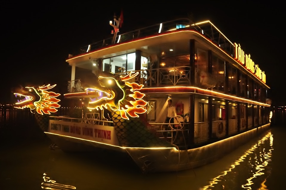 Đà Nẵng chính thức khai trương nhà hàng nổi di động trên sông Hàn mang tên Tàu Rồng Sông Hàn do Công ty TNHH Đồng Vĩnh Thịnh làm chủ đầu tư. Đây là tàu du lịch lớn nhất hoạt động trên sông Hàn hiện nay với thiết kế tàu khách vỏ thép hai thân, có công suất hai máy 160CV. Tàu có chiều dài 28m, chiều ngang 10m với kiến trúc 2 nhà hàng; 1 quầy bar, cà-phê tầng thượng phục vụ cùng lúc nhiều tiệc, hội nghị với tổng lượng khách 250 người.