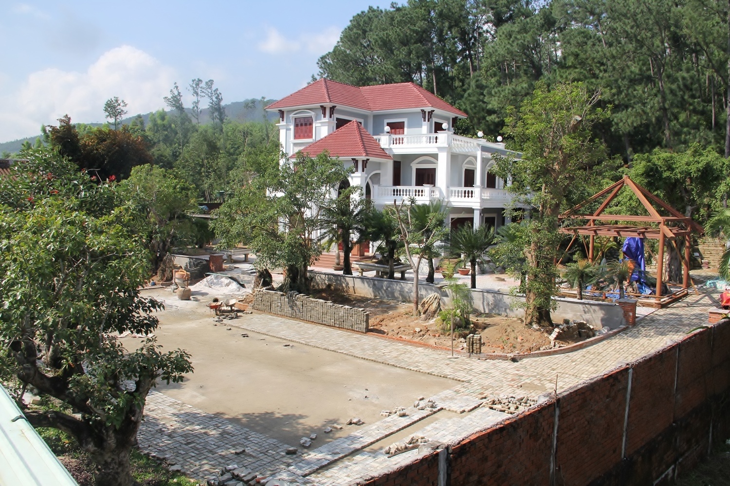 Ngày 4/2, UBND quận Liên Chiểu (TP Đà Nẵng) đã công bố quyết định xử phạt đối với gia đình thiếu tướng Phan Như Thạch (nguyên Giám đốc Công an tỉnh Quảng Nam) và ông Ngô Văn Quang (Giám đốc Công ty TNHH vàng Phước Minh) vì đã tự ý xây dựng các biệt thự trái phép tại khu vực rừng Nam Hải Vân (phường Hòa Hiệp Bắc, quận Liên Chiểu).