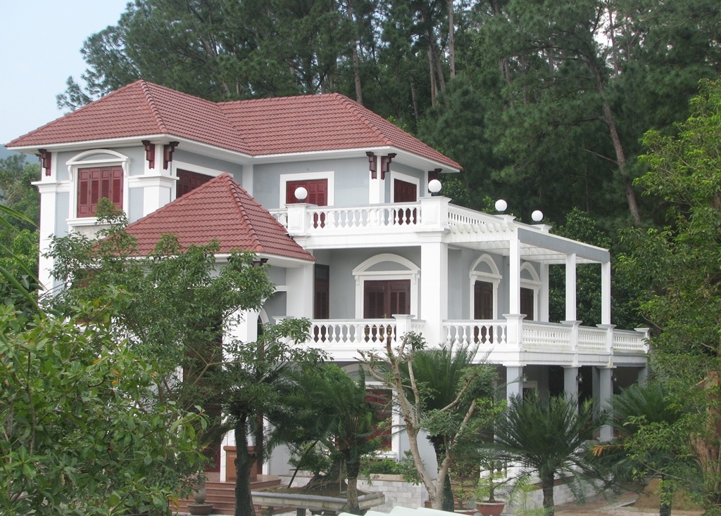 Quần thể biệt thự của Tướng Thạch được xây dựng hoành tráng trên mảnh đất ven bìa rừng Nam Hải Vân, ngay bên con đường dẫn lên khu Suối Lương, đồng thời là đường công vụ vào Hầm đường bộ Hải Vân.